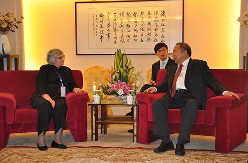 周和平会见国际图联秘书长詹妮弗·尼克尔森、朝鲜人民大学习堂总长辛梧芛